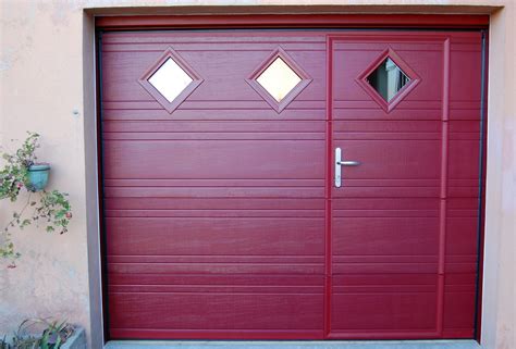 porte de garage basculante avec portillon et hublot|Porte de garage Noviso basculante isolante manuelle .